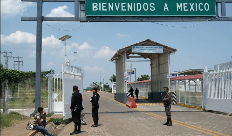 Este jueves 27 de febrero, un nuevo capítulo en la seguridad fronteriza de los Estados Unidos comenzó a escribirse. La Guardia Nacional Texana obtuvo oficialmente la facultad legal para detener a migrantes que ingresen de manera irregular al país, amparados por el Título 8 de las leyes migratorias estadounidenses. Este cambio de poder, respaldado por la Oficina de la Patrulla Fronteriza en El Paso, marca un hito en las políticas de control migratorio, mientras las autoridades buscan frenar el flujo de personas que atraviesan la frontera desde México.